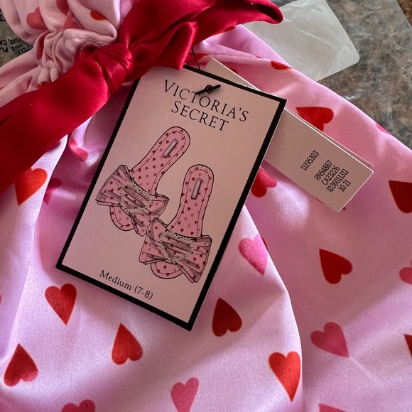 NWT Embellished Satin Heart Bow Slides Size Medium - Picture 4 of 6